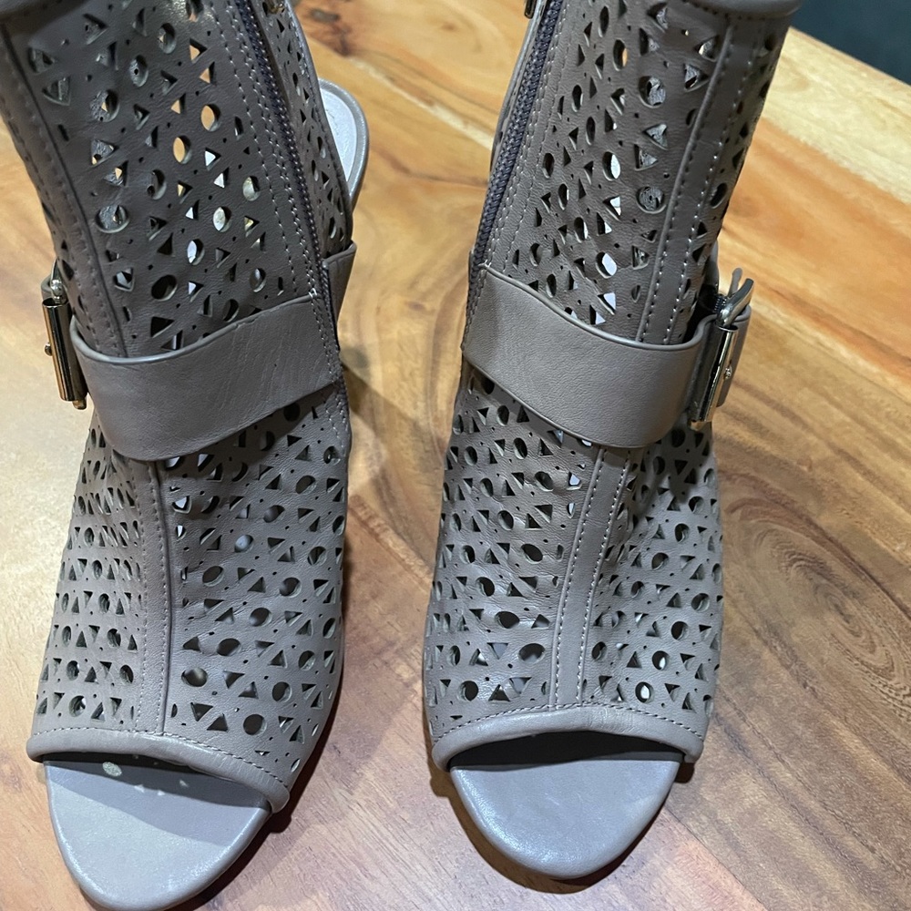 Vince Camuto heeled sandals 36 1/2, taupe color, never worn